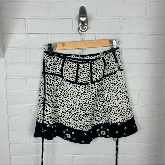 Urban Outfitters Daisy Floral Print Wrap Skirt Size M - Picture 8 of 8